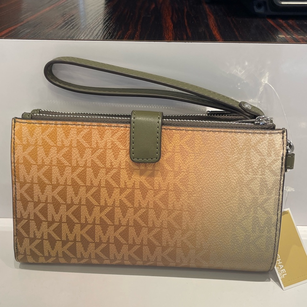 MICHAEL KORS Jet Set Lg Ombré Signature Logo Wristlet Phone Holder
Olive Com
NWT - Picture 5 of 16